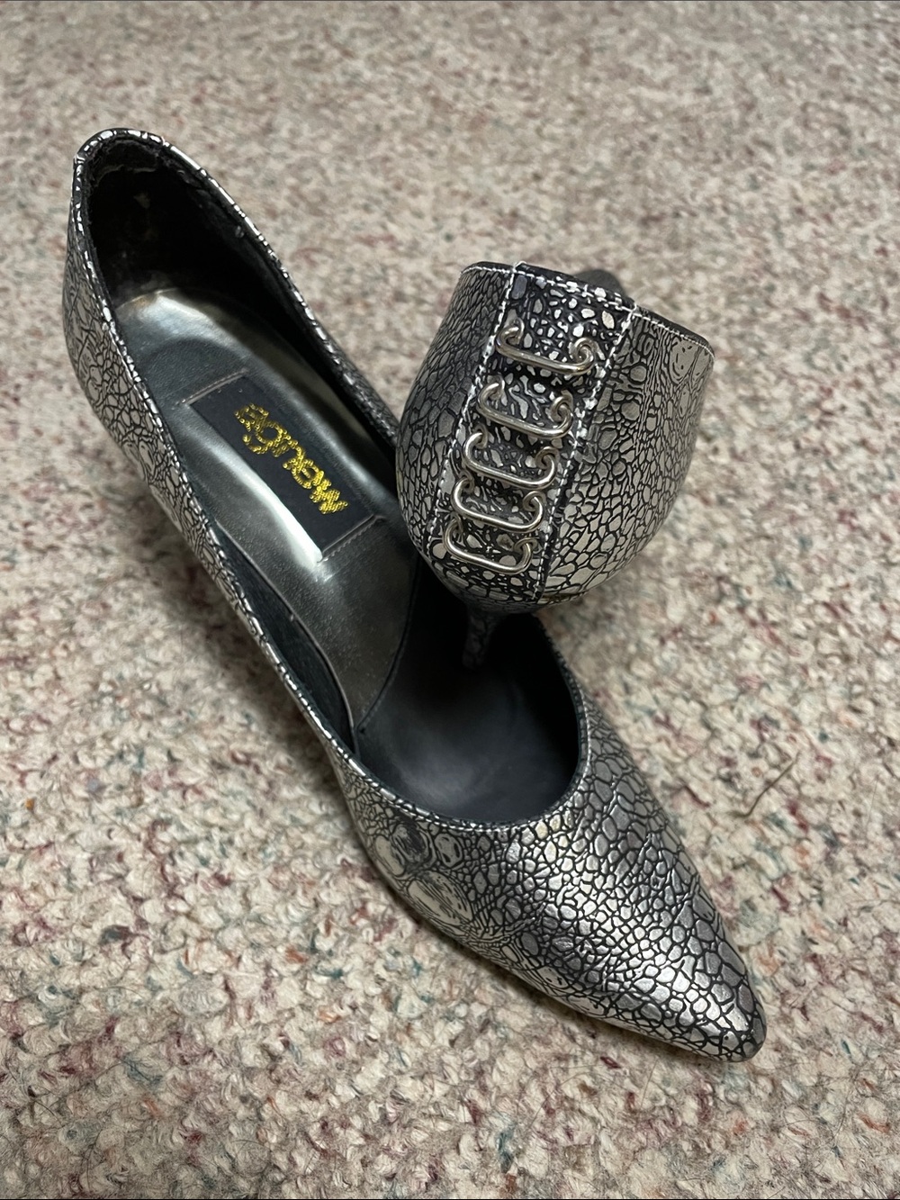 Vintage 80s Silver Metallic Pointed Toe Women's Pumps with silver heel accent